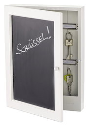Weißer Schlüsselkasten mit offener Tür, die eine Tafel mit der Aufschrift 'Schlüssel!' zeigt. Innen sind zwei Schlüssel an Haken aufgehängt, beschriftet mit 'Keller' und 'Garage'. Perspektive von vorne leicht seitlich.