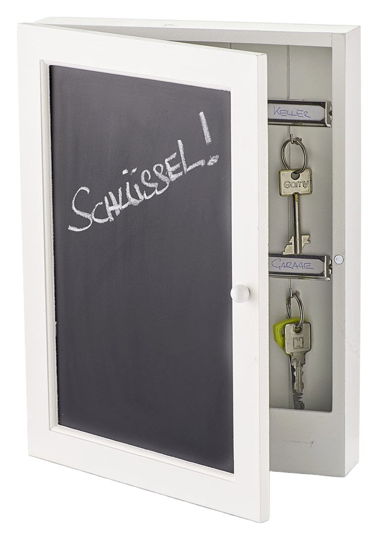 Weißer Schlüsselkasten mit offener Tür, die eine Tafel mit der Aufschrift 'Schlüssel!' zeigt. Innen sind zwei Schlüssel an Haken aufgehängt, beschriftet mit 'Keller' und 'Garage'. Perspektive von vorne leicht seitlich.