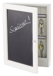 Weißer Schlüsselkasten mit offener Tür, die eine Tafel mit der Aufschrift 'Schlüssel!' zeigt. Innen sind zwei Schlüssel an Haken aufgehängt, beschriftet mit 'Keller' und 'Garage'. Perspektive von vorne leicht seitlich.