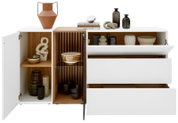 Wit dressoir met open deuren en lades, versierd met keramiek en glazen vazen, gezien vanaf de voorkant.