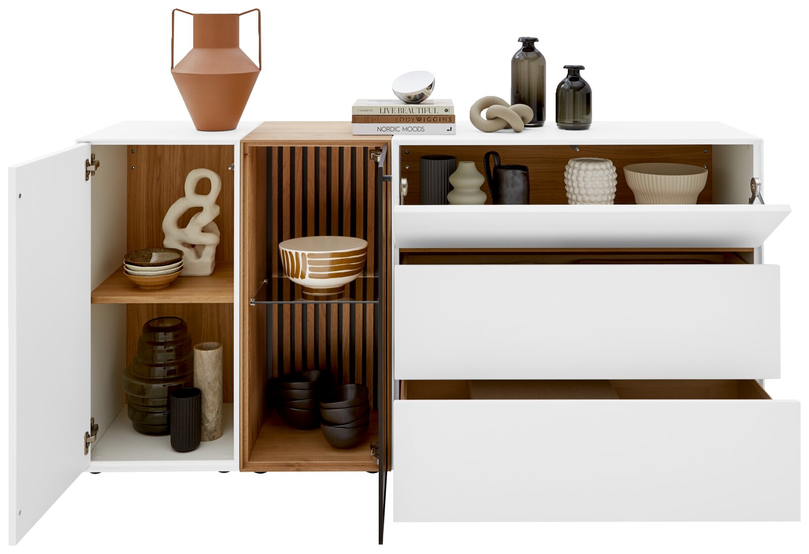 Wit dressoir met open deuren en lades, versierd met keramiek en glazen vazen, gezien vanaf de voorkant.