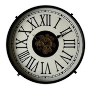 Ronde vintage wandklok met een zwarte rand, een witte wijzerplaat met Romeinse cijfers en zichtbare goudkleurige tandwielen in het midden, gefotografeerd vanaf de voorkant.