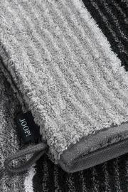 Grauer Waschhandschuh aus Frottee mit JOOP! Etikett, Nahaufnahme von schräg oben