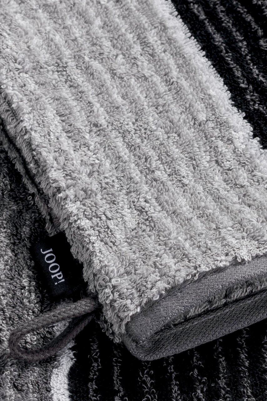 JOOP! Waschhandschuh SIGNATURE Grauer Waschhandschuh aus Frottee mit JOOP! Etikett, Nahaufnahme von schräg oben