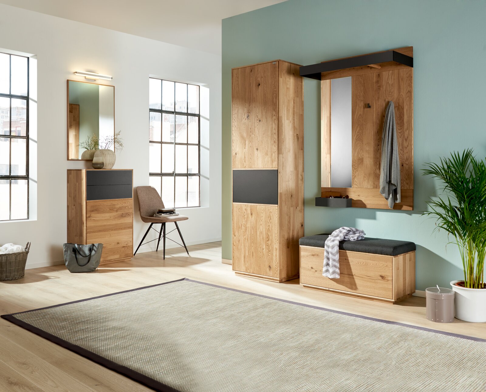 Waldwelt Garderobenschrank AVANTI Moderner Garderobenschrank aus Holz in einem hellen Raum mit großen Fenstern, von vorne betrachtet.