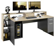 Moderner Gaming-Schreibtisch mit zwei Monitoren, Tastatur, Maus und Headset, seitliche Perspektive