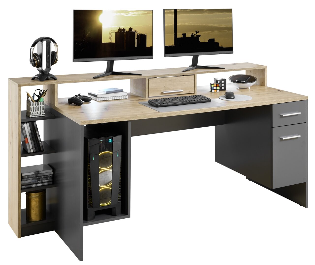 Modern gamingbureau met twee beeldschermen, toetsenbord, muis en headset, zijaanzicht