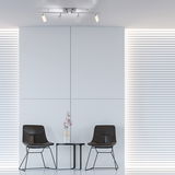 Moderne Deckenleuchte aus Aluminium mit vier verstellbaren Strahlern, von unten betrachtet in einem minimalistischen Raum mit zwei Stühlen und einem Tisch.