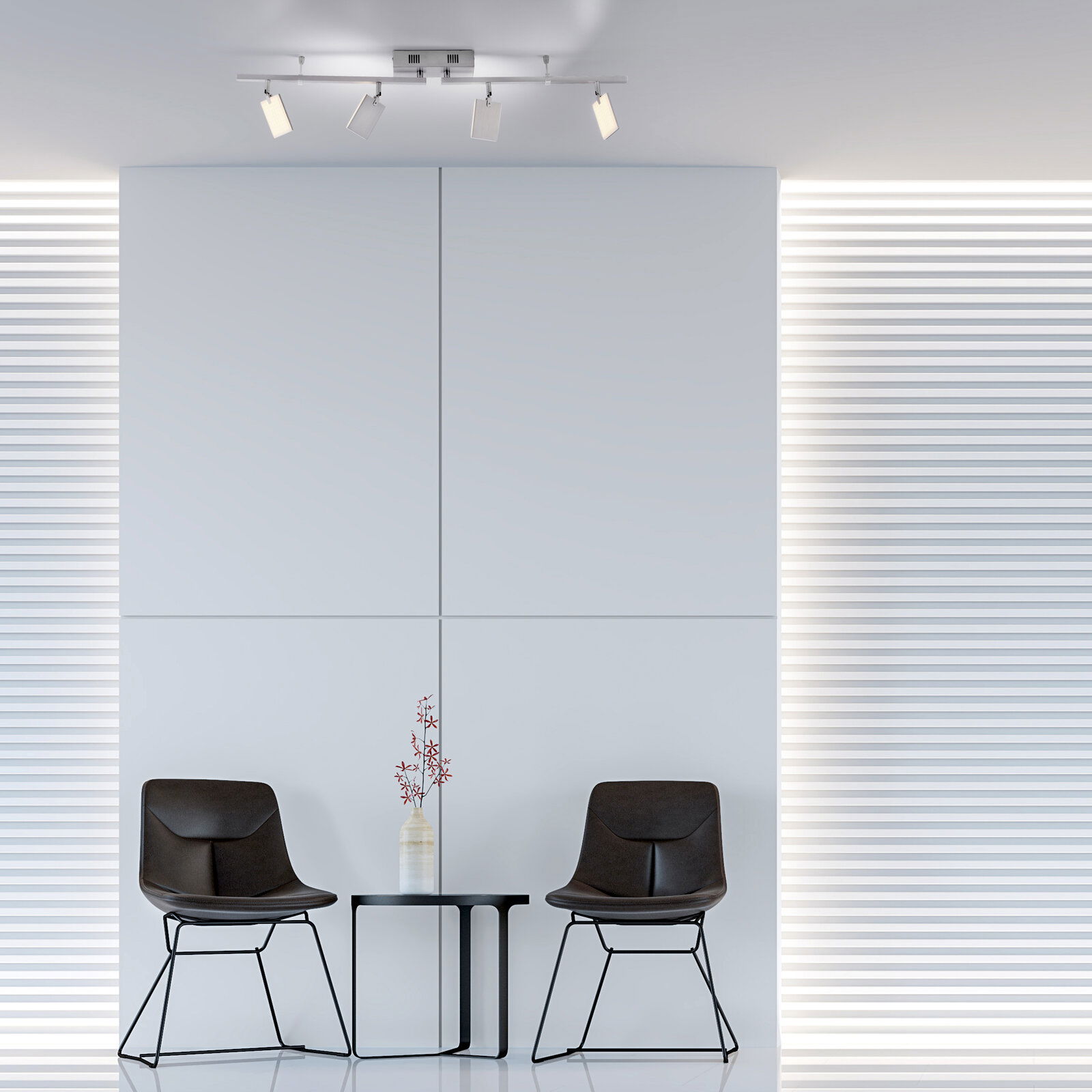 Moderne Deckenleuchte aus Aluminium mit vier verstellbaren Strahlern, von unten betrachtet in einem minimalistischen Raum mit zwei Stühlen und einem Tisch.