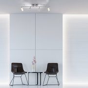 Moderne Deckenleuchte aus Aluminium mit vier verstellbaren Strahlern, von unten betrachtet in einem minimalistischen Raum mit zwei Stühlen und einem Tisch.