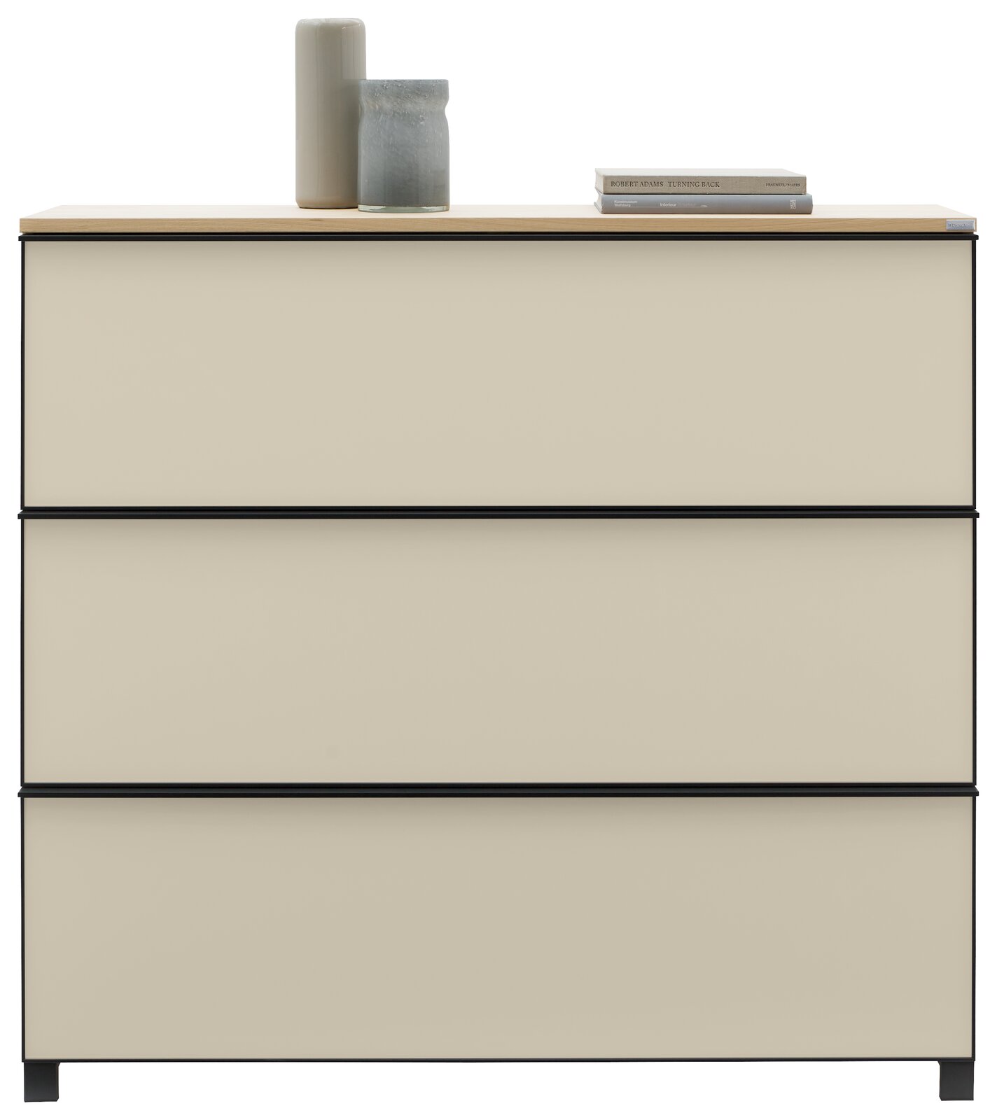 Frontansicht eines XL-Schuhschranks mit drei Schubladen, dekoriert mit zwei Vasen und einem Buchstapel auf der Oberseite.