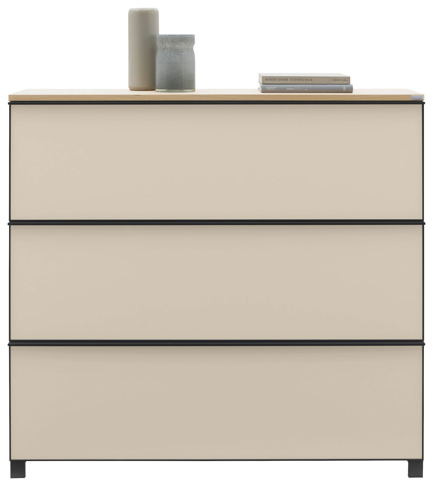 Frontansicht eines XL-Schuhschranks mit drei Schubladen, dekoriert mit zwei Vasen und einem Buchstapel auf der Oberseite.