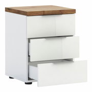 Weiße Nachtkommode mit drei offenen Schubladen und einer Holzoberfläche, seitliche Perspektive