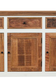 Nahaufnahme eines Sideboards aus Holz mit weißen Akzenten und schwarzen Knöpfen, Frontalansicht