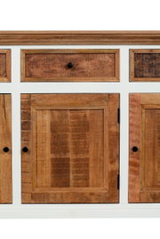 Close-up van een houten dressoir met witte accenten en zwarte knoppen, vooraanzicht