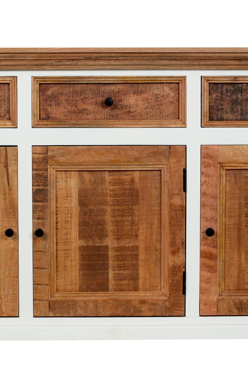 Close-up van een houten dressoir met witte accenten en zwarte knoppen, vooraanzicht