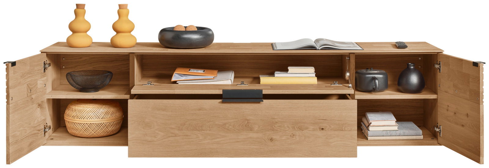 Holz-Wandkombination mit offenen Türen, dekoriert mit Vasen, Büchern und Körben, aus frontaler Perspektive.