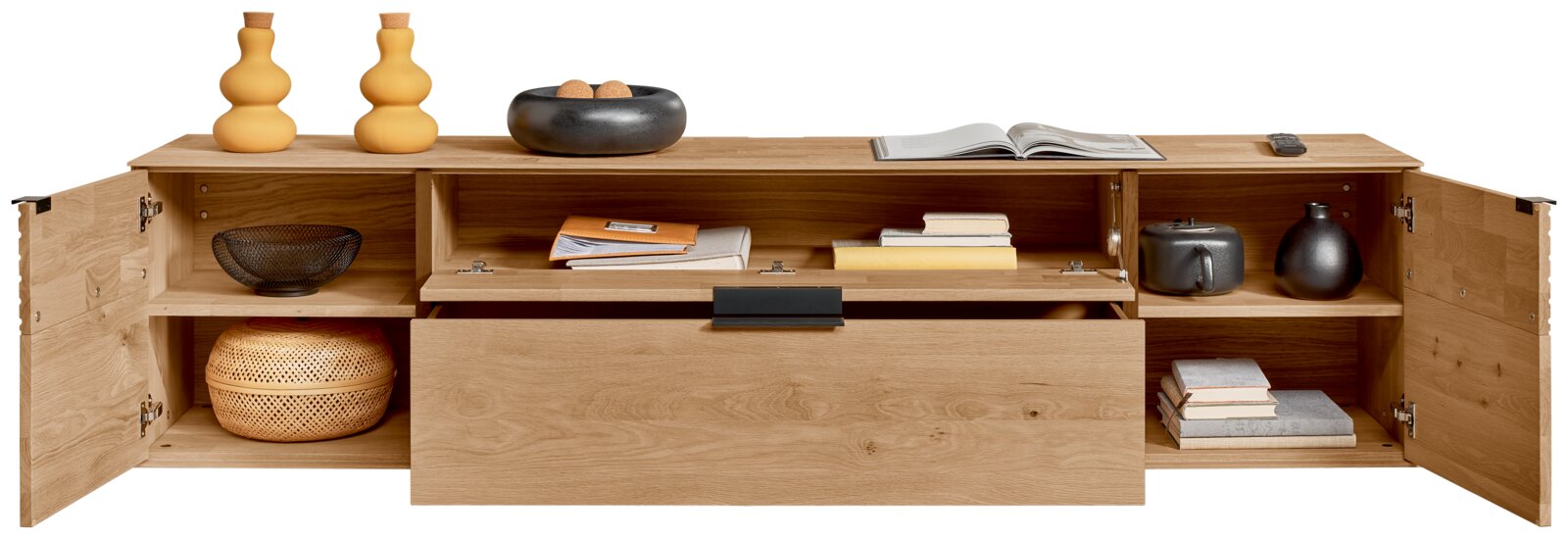 Houten wandmeubel met open deuren, versierd met vazen, boeken en manden, gezien van voren.