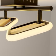Nahaufnahme einer modernen LED-Deckenleuchte mit ovalen Lichtmodulen, Holz-Inlay und schwarzer Metallhalterung, aus leicht schräger Untersicht