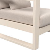 Nahaufnahme eines Lounge-Sessels mit beigem Stoffbezug und cremefarbenem Metallrahmen, seitliche Perspektive