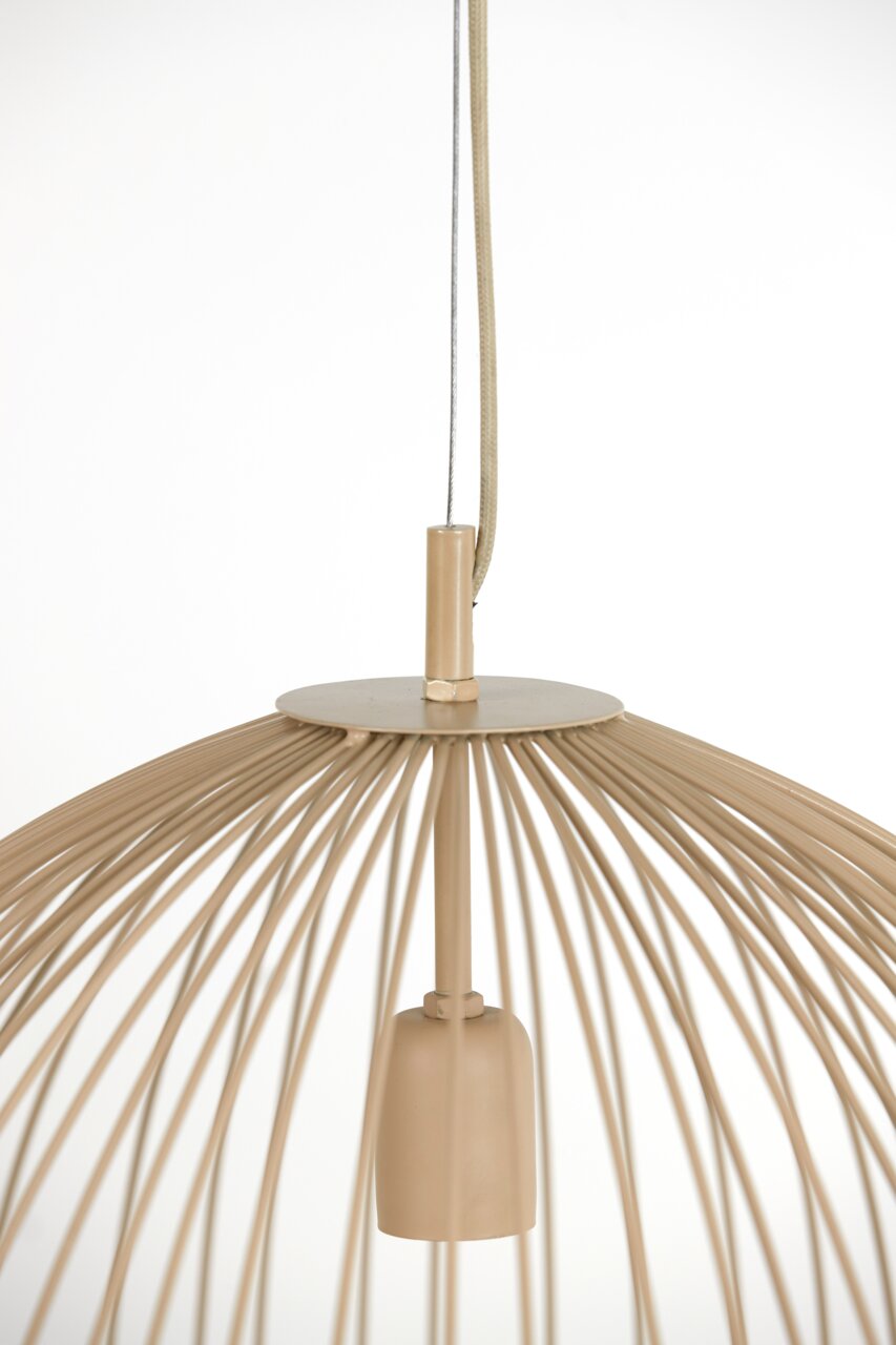 Nahaufnahme einer modernen Hängeleuchte mit einem offenen, drahtförmigen Design in Beige, von unten fotografiert.