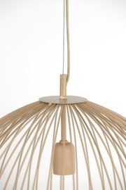 Close-up van een moderne hanglamp met een open, draadachtig ontwerp in beige, gefotografeerd van onderaf.