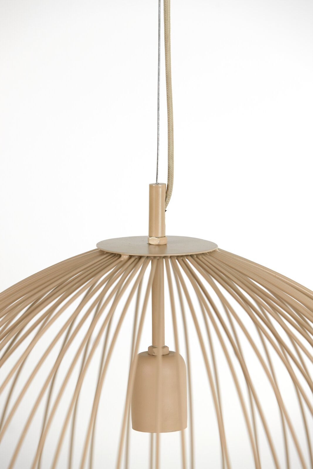 Close-up van een moderne hanglamp met een open, draadachtig ontwerp in beige, gefotografeerd van onderaf.