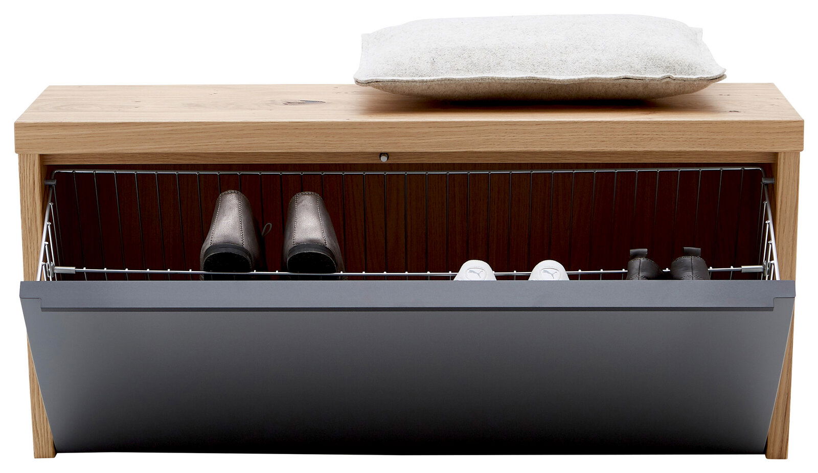 Schuhschrank aus hellem Holz mit grauer Klappe, geöffnet mit Drahtkorb und Schuhen, oben Sitzkissen; Frontansicht leicht von oben.