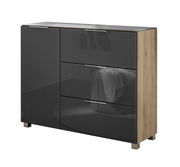 Moderne Kommode mit glänzenden, dunklen Fronten und Holzseiten, perspektivisch von vorne links fotografiert.