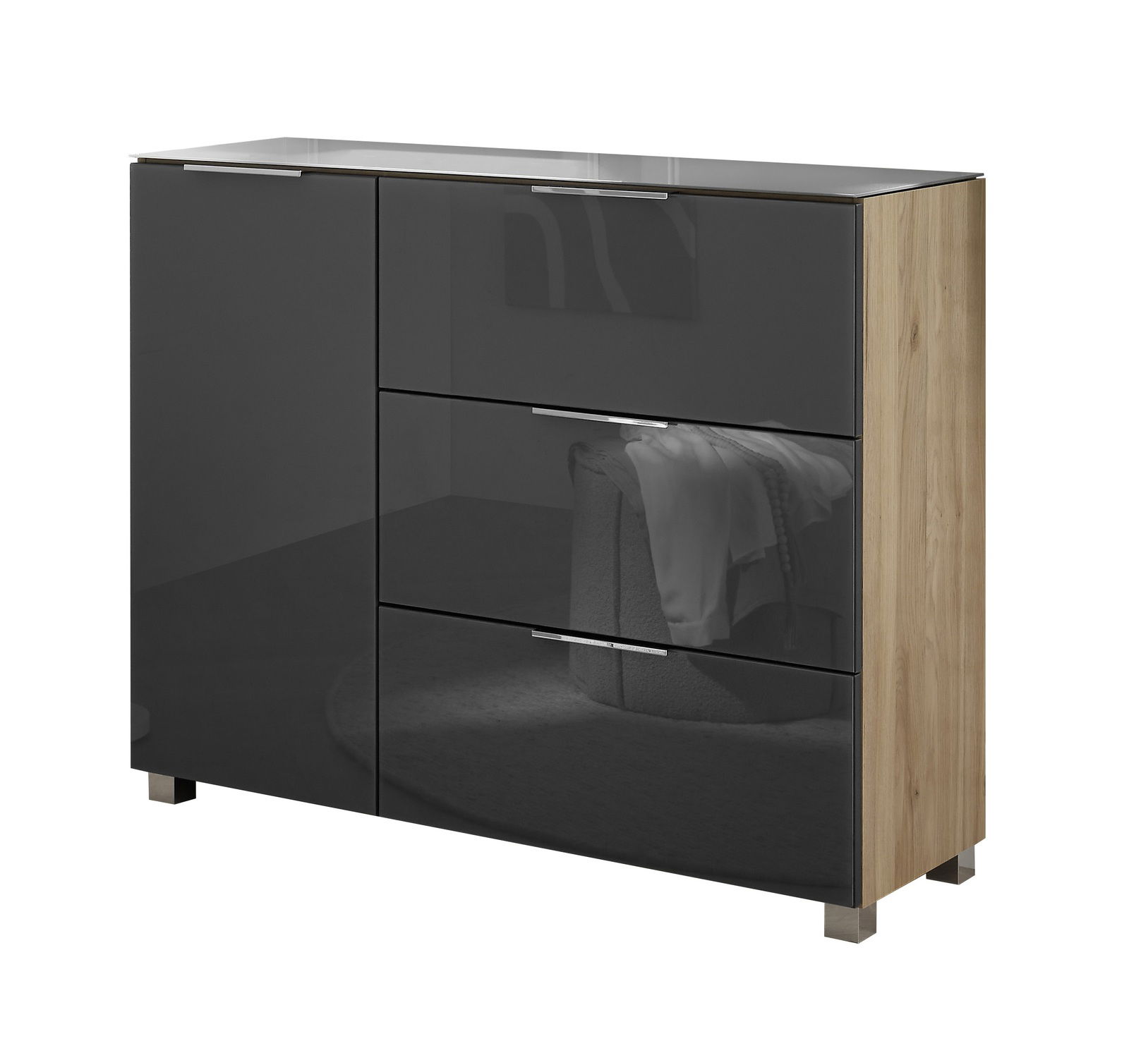 Moderne Kommode mit glänzenden, dunklen Fronten und Holzseiten, perspektivisch von vorne links fotografiert.