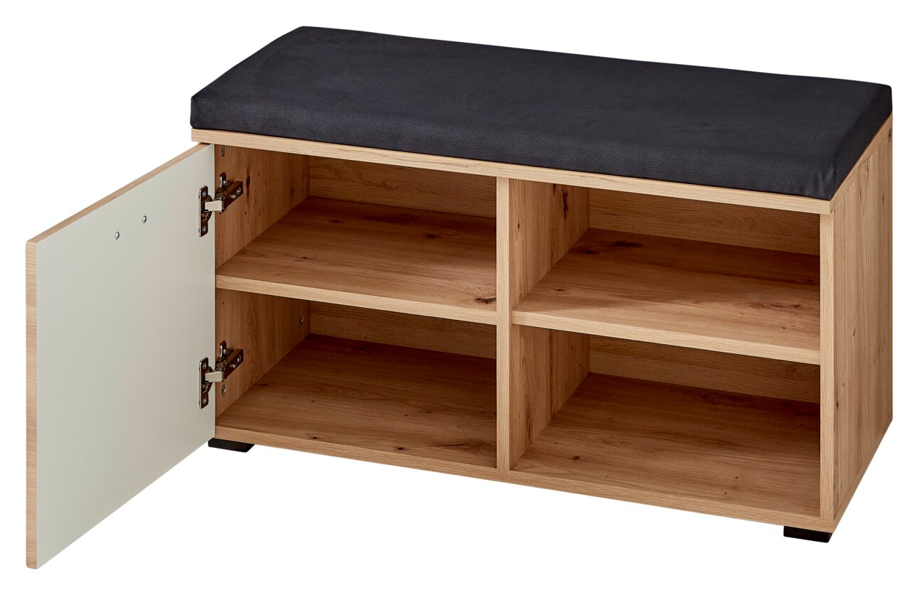 Garderobenbank aus Holz mit schwarzem Sitzpolster, offene Fächer und eine geöffnete Tür, Perspektive von vorne