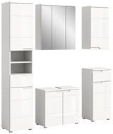 Moderne weiße Badkombination bestehend aus einem hohen Schrank, einem Spiegelschrank, einem kleineren Schrank und einem Waschbeckenunterschrank, frontal betrachtet.
