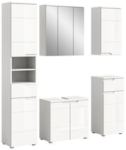 Moderne weiße Badkombination bestehend aus einem hohen Schrank, einem Spiegelschrank, einem kleineren Schrank und einem Waschbeckenunterschrank, frontal betrachtet.