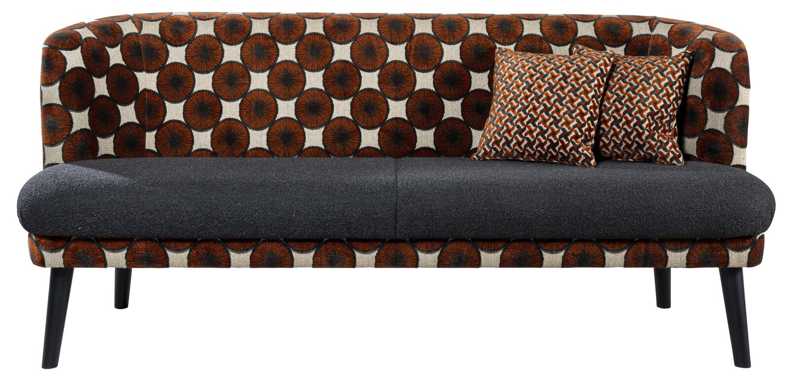 Modernes 2-Sitzer-Sofa mit gemustertem Rücken (orange Kreise), dunkelgrauer Sitzfläche, schwarzen Beinen und zwei Kissen, frontal von vorne fotografiert.