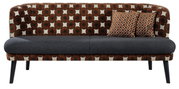 Modernes 2-Sitzer-Sofa mit gemustertem Rücken (orange Kreise), dunkelgrauer Sitzfläche, schwarzen Beinen und zwei Kissen, frontal von vorne fotografiert.