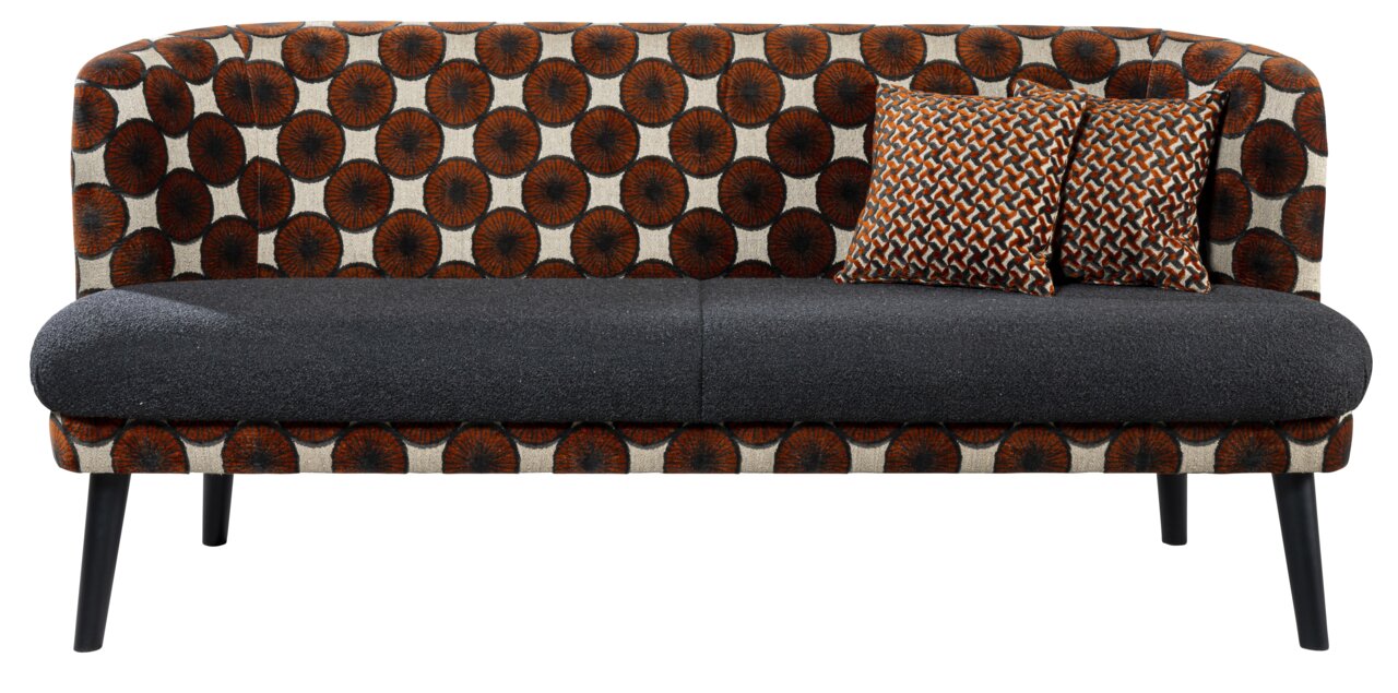 Modernes 2-Sitzer-Sofa mit gemustertem Rücken (orange Kreise), dunkelgrauer Sitzfläche, schwarzen Beinen und zwei Kissen, frontal von vorne fotografiert.