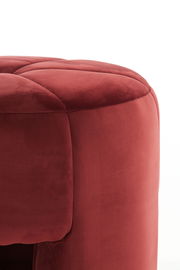 Nahaufnahme eines roten Sitzpuffs mit weicher, samtiger Oberfläche.