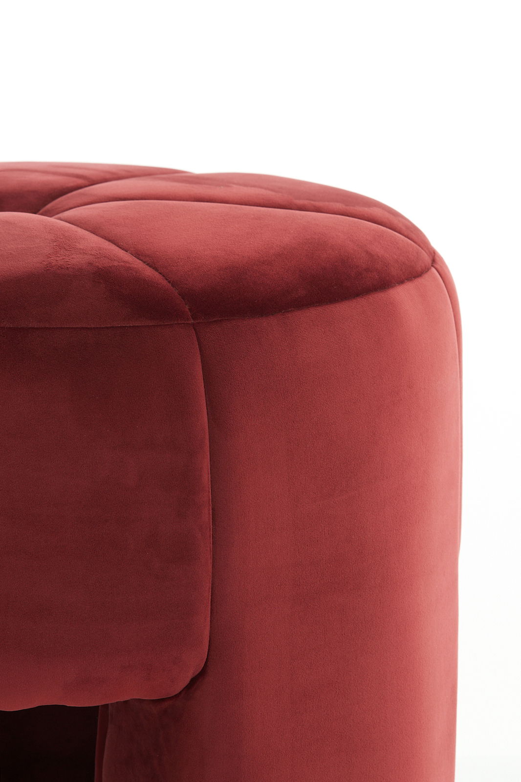 Nahaufnahme eines roten Sitzpuffs mit weicher, samtiger Oberfläche.