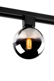 Nahaufnahme eines schwarzen Strahlers TYCHO mit Rauchglas, seitliche Perspektive