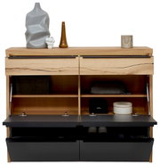 Offenes Schuhschrank-/Sideboard aus hellem Holz mit zwei oberen Schubladen und zwei nach vorn abklappenden schwarzen Fronten, Innenfächer sichtbar; dekoriert mit Vasen und Figur auf der Oberseite, Frontansicht.