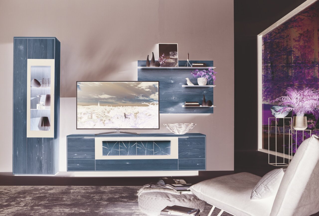 Moderne Wandkombination aus Holz mit TV-Schrank, Vitrine und Regalen, seitliche Perspektive