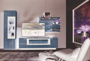 Moderne Wandkombination aus Holz mit TV-Schrank, Vitrine und Regalen, seitliche Perspektive