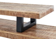Nahaufnahme eines TV-Lowboards aus Holz mit schwarzem Metallgestell, seitliche Perspektive