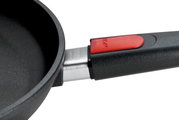 Nahaufnahme einer Gusspfanne 24cm Nowo Titanium mit rotem Knopf am Griff, seitliche Perspektive.