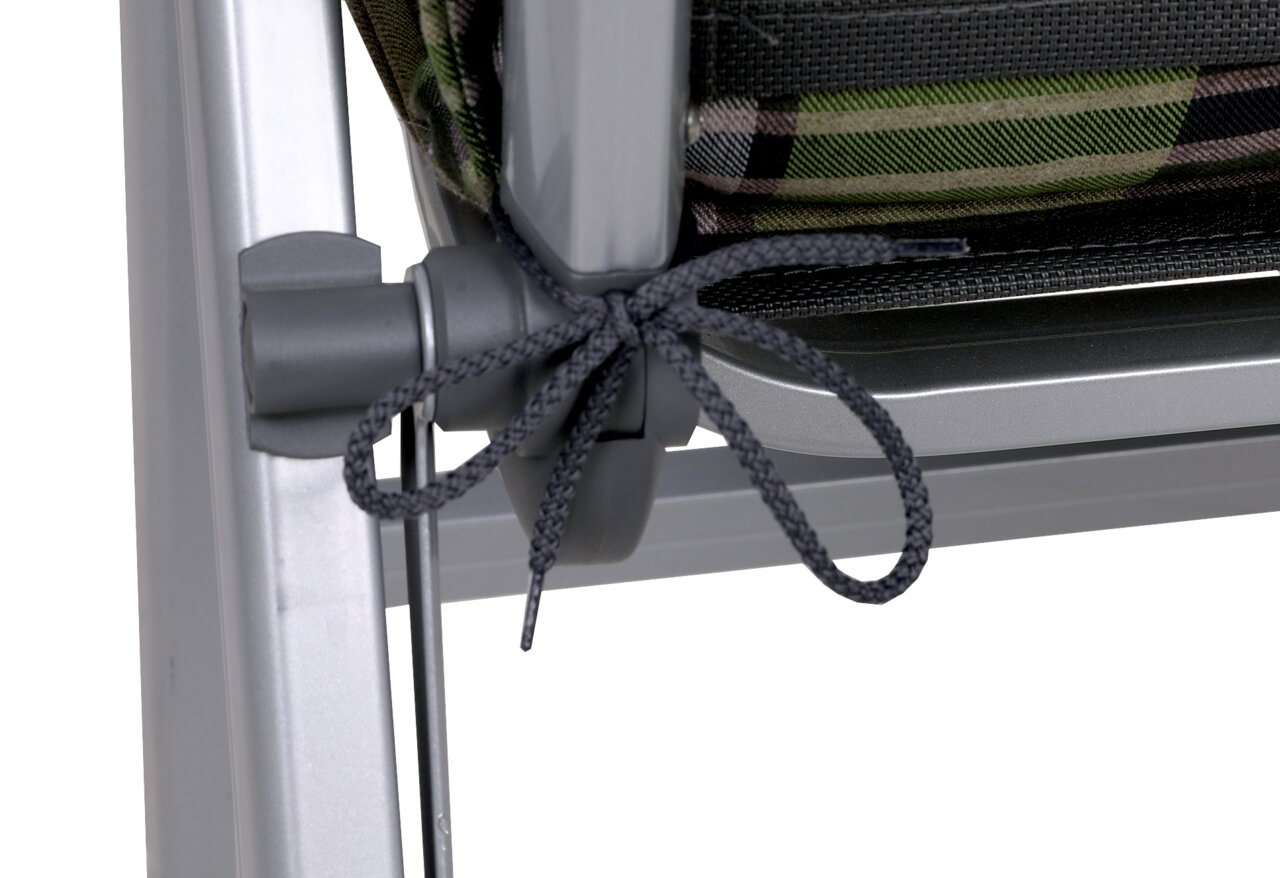 Nahaufnahme eines Sessels mit grün kariertem Polster und grauem Gestell, seitliche Perspektive