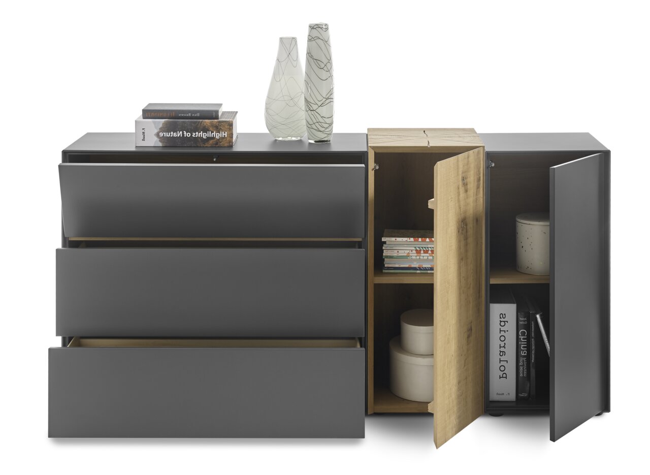 Modernes Sideboard mit grauen Schubladen und Holztüren, dekoriert mit Büchern und Vasen, Frontalansicht.