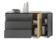 Modernes Sideboard mit grauen Schubladen und Holztüren, dekoriert mit Büchern und Vasen, Frontalansicht.