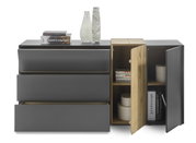 Modernes Sideboard mit grauen Schubladen und Holztüren, dekoriert mit Büchern und Vasen, Frontalansicht.