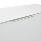 Nahaufnahme eines weißen Highboards mit modernem, silbernem Griff, von oben betrachtet.