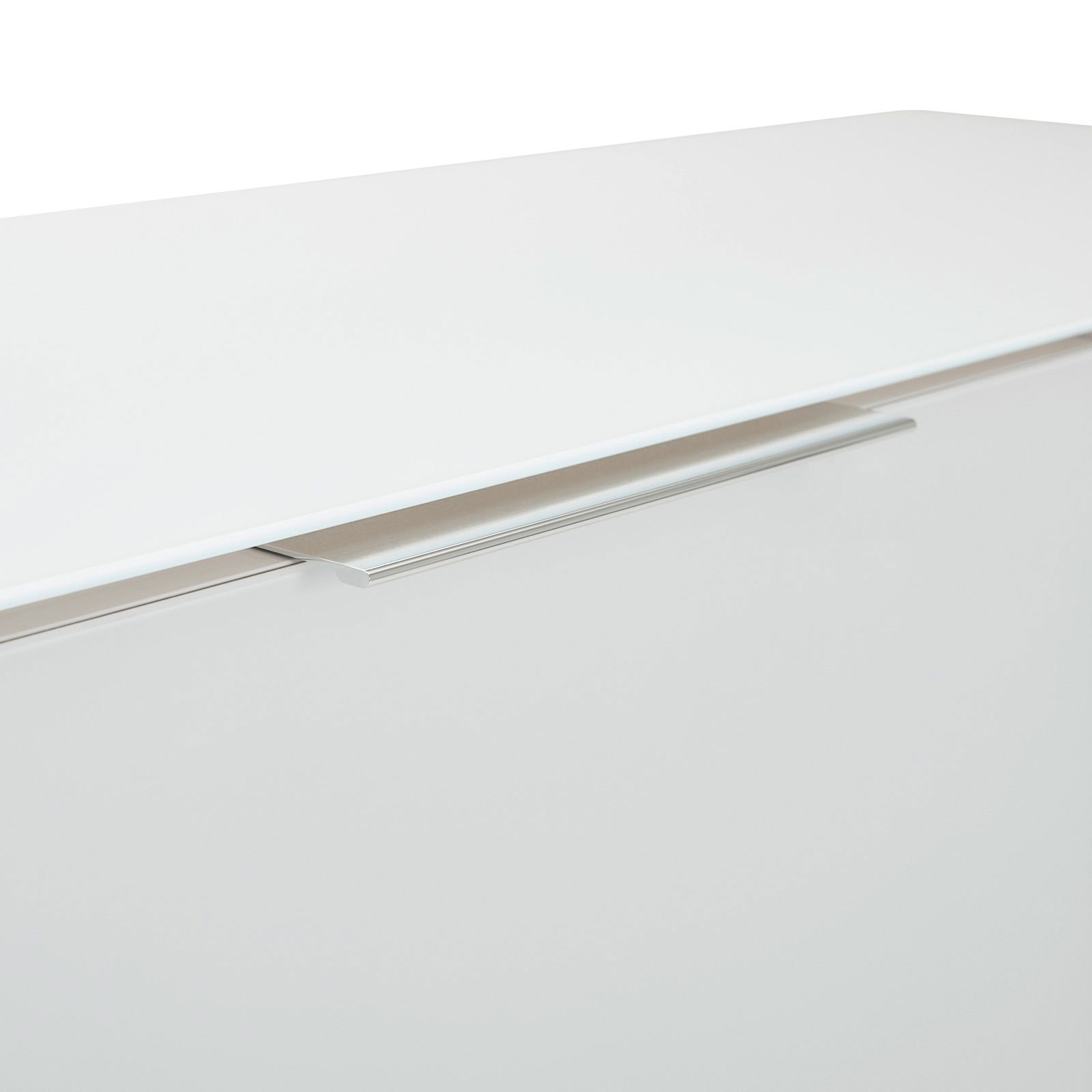 Nahaufnahme eines weißen Highboards mit modernem, silbernem Griff, von oben betrachtet.